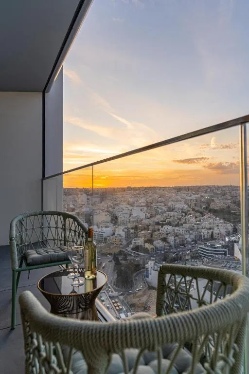 21st Floor Sunset Apartment - Mercury Tower with Pool Access by Stays Uniq