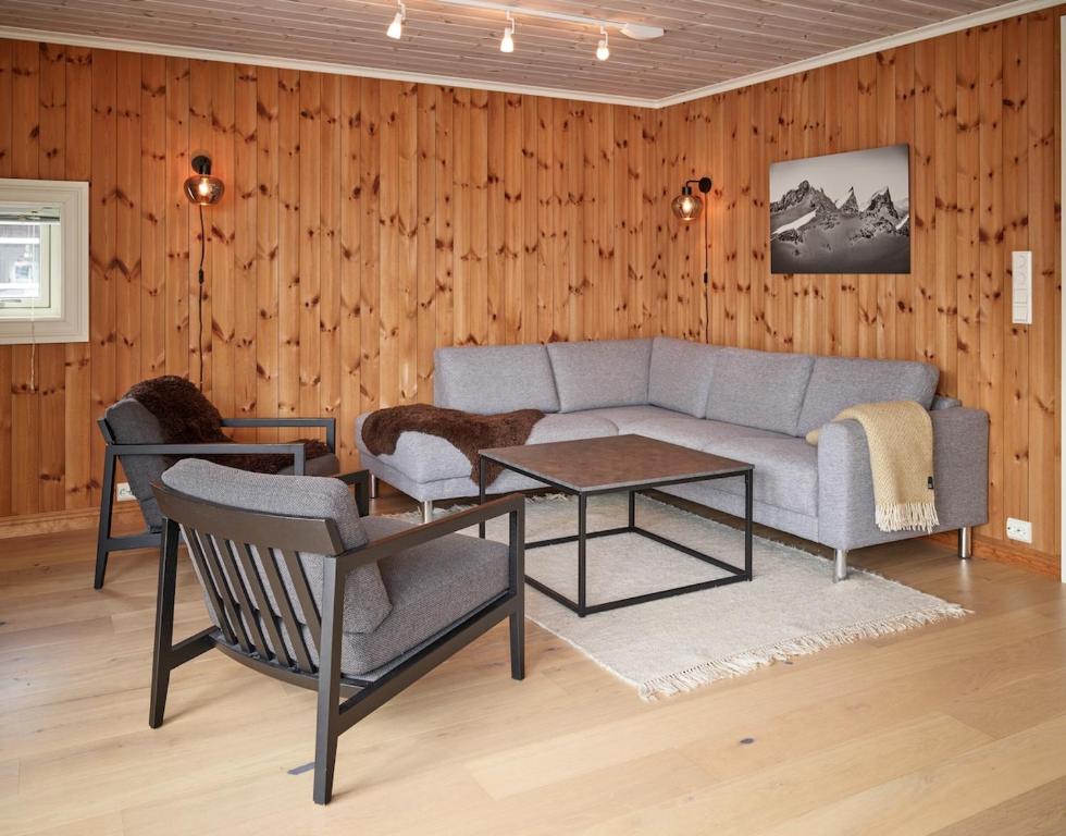 ein Wohnzimmer mit Sofa und Tisch in der Unterkunft Stranda Fjellgrend 2 bedrooms - 76B in Stranda