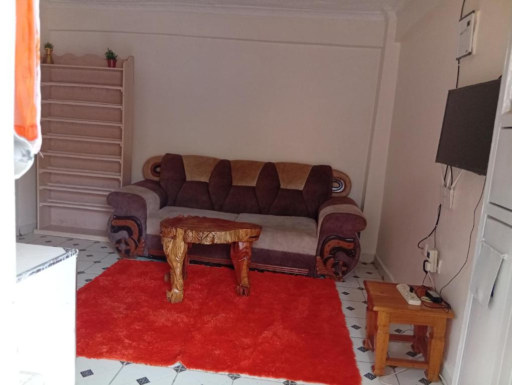 ein Wohnzimmer mit Sofa und Tisch in der Unterkunft Humility - Olive in Naro Moru