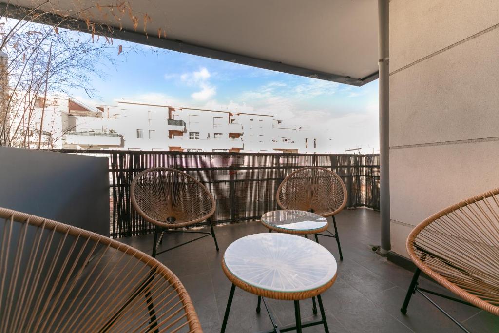 马西Bright & Chill - Terrasse - À 7 min Gare Massy TGV的阳台上摆放着桌椅的露台