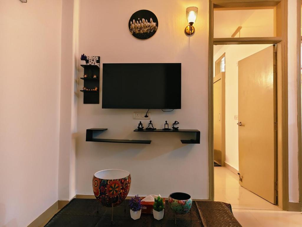 TV a/nebo společenská místnost v ubytování Exotic Bliss for comfort stay