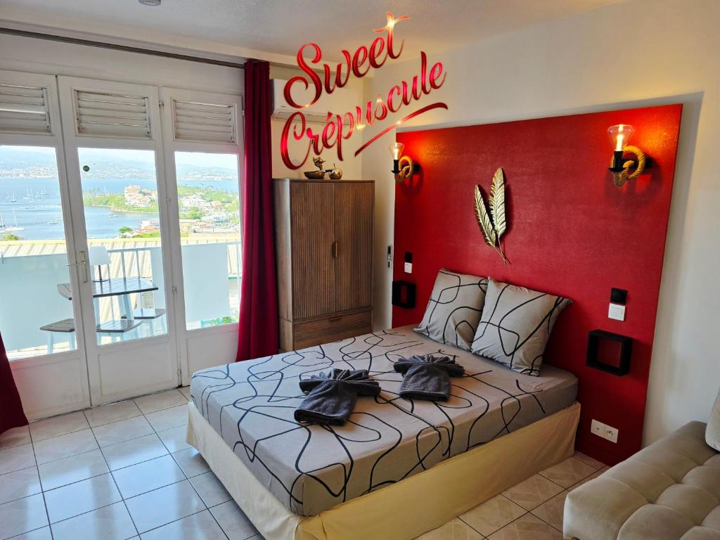 ein Schlafzimmer mit einem Bett und einem Schild mit der Aufschrift "Süße Überschreibung" in der Unterkunft Sweet Crépuscule - Studio avec Vue Mer Imprenable & Piscine in Les Trois-Îlets
