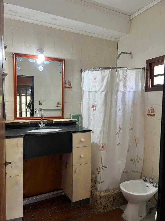 ein Badezimmer mit Waschbecken und Duschvorhang in der Unterkunft Villa Marta Casa de Campo in San Lorenzo
