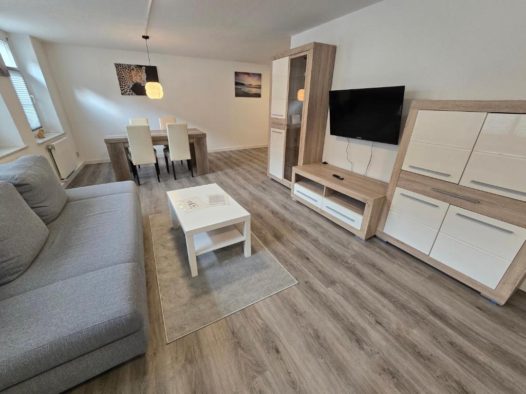 Televiisor ja/või meelelahutuskeskus majutusasutuses FERIENWOHNUNG 70m2 APARTMENT in ZITTAUER STADTZENTRUM INNENSTADT INNENRING TOP LAGE - WOHNEN AUF ZEIT IN ZITTAU - 2 RAUM WOHNUNG