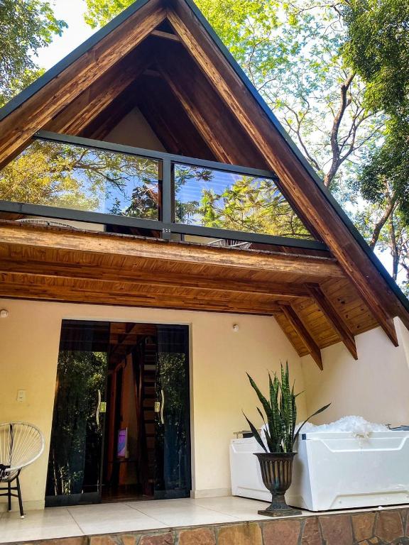 IndependenciaCabaña El Bosque的一座带玻璃窗的屋顶房子