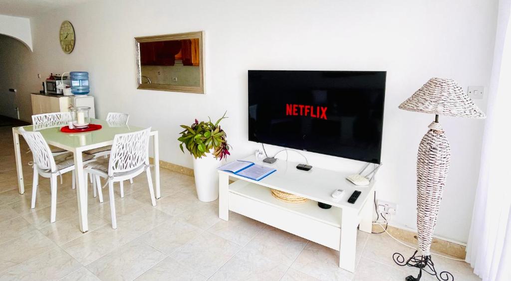 Seafront apartment Terrace, lounger & Panoramic ocean views - 12