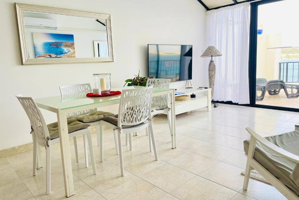 Seafront apartment Terrace, lounger & Panoramic ocean views - 11