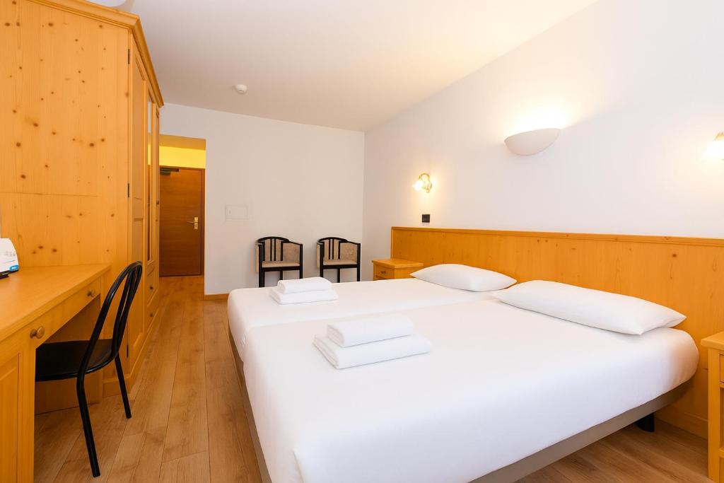 Hotel Bleis - Habitación Doble Con Balcón