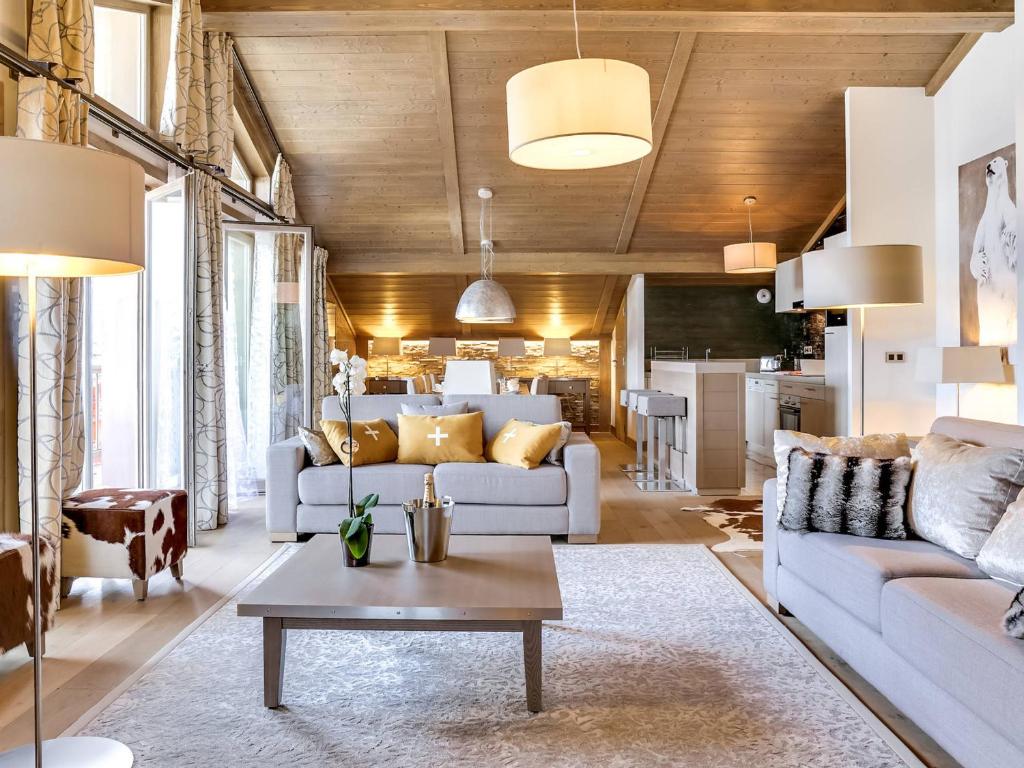 un salon avec un canapé et une table dans l'établissement Luxueux appartement 4 pièces au cœur de Courchevel Village, à proximité des pistes et commerces - FR-1-562-32, à Courchevel