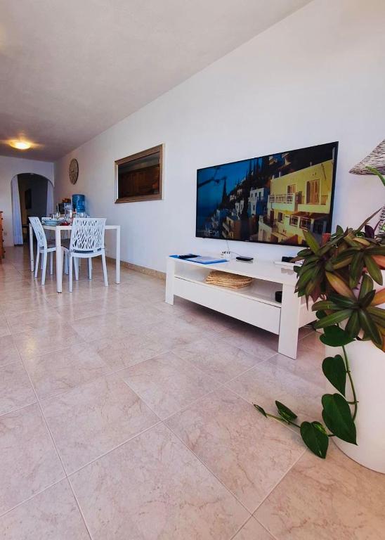 Seafront apartment Terrace, lounger & Panoramic ocean views - 13