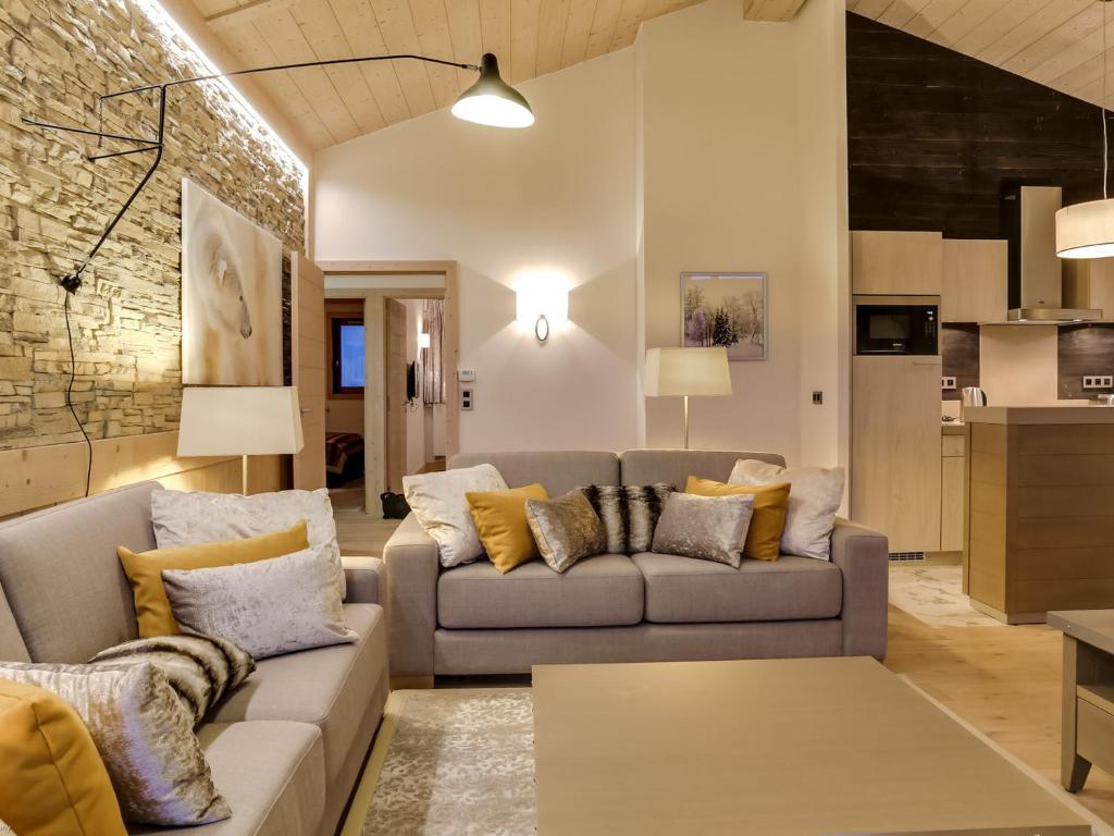 un salon avec un canapé et une table dans l'établissement Appartement Contemporain à Courchevel Village, 4 Chambres, Proche Pistes, Sauna et Parking - FR-1-562-13, à Courchevel