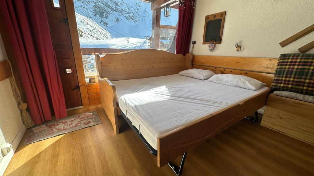 Postel nebo postele na pokoji v ubytování Aiguille des Neiges - Ménage inclus - Arc 2000 - Place Olympique - Ski IN-OUT - Conciergerie du Varet