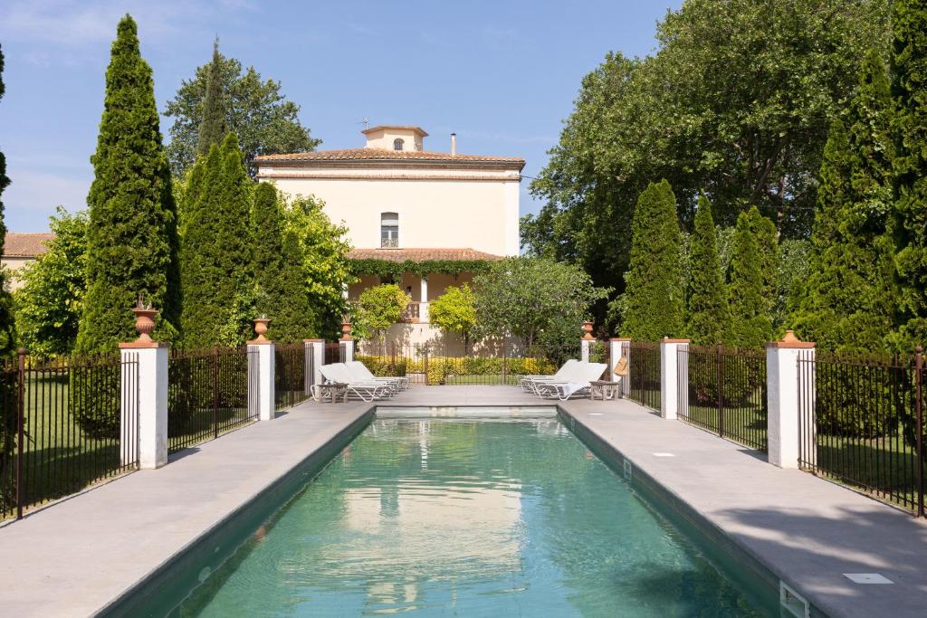 une piscine en face d'une maison avec une clôture dans l'établissement La Villa Jaume, à Argelès-sur-Mer