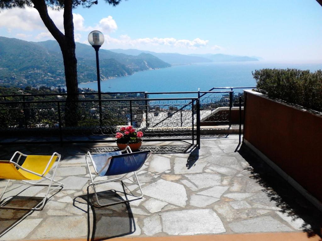 un patio con sillas y vistas al océano en Appartamento Beautiful Panorama, en Rapallo