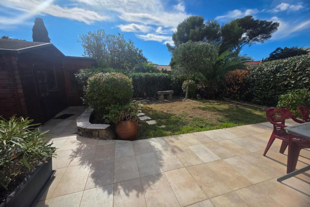 Beautiful Apartment with Garden Near Beach