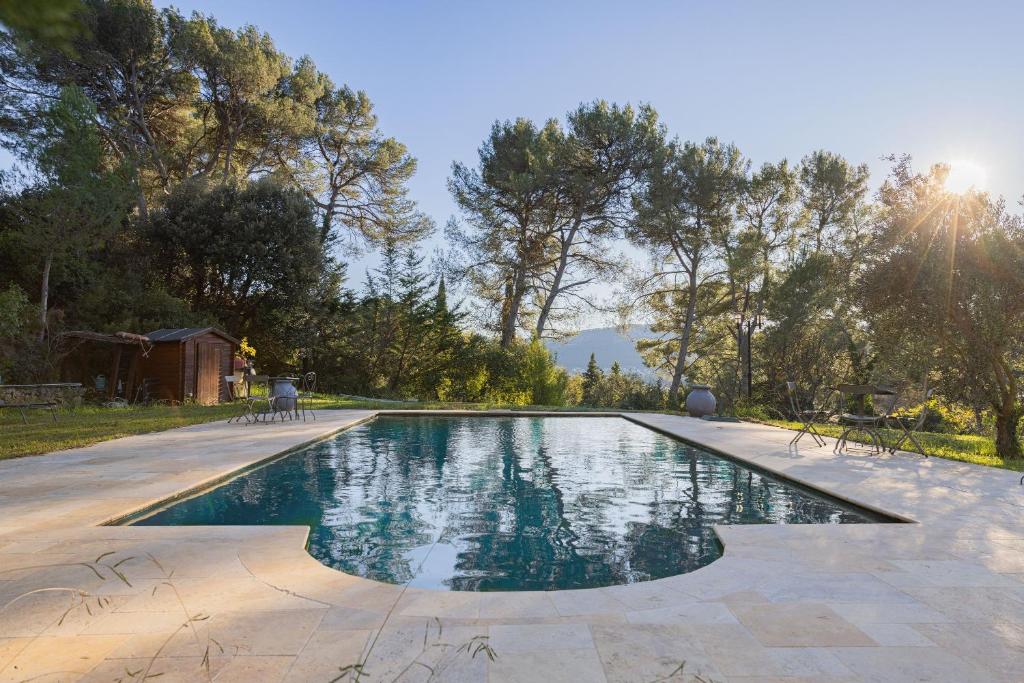 een zwembad in een tuin met bomen bij Évasion et Confort Aubagne in Aubagne