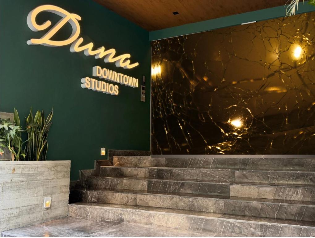 プラヤ・デル・カルメンにあるStudio de luxe Duna 206の階段のあるダンキンドーナツレストランの看板