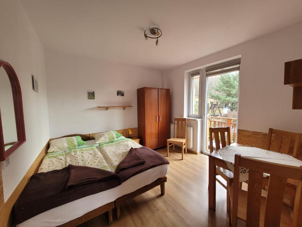 Ένα ή περισσότερα κρεβάτια σε δωμάτιο στο Zagroda Studzienno & Agroturystyka