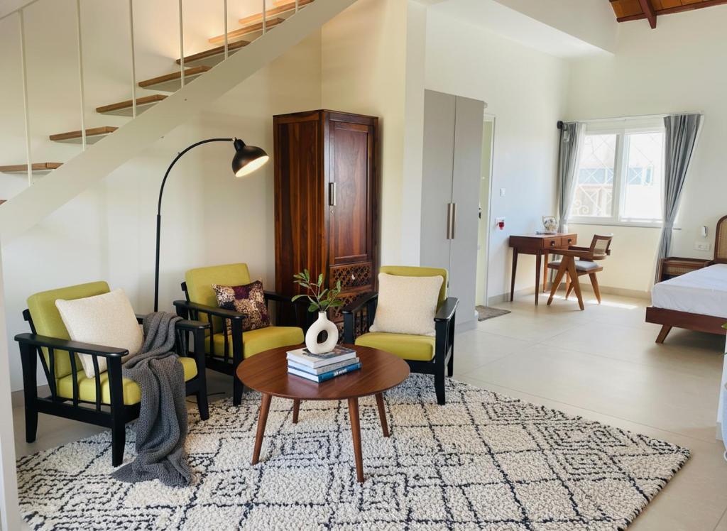 O zonă de relaxare la Nesara Home Stay Mysuru