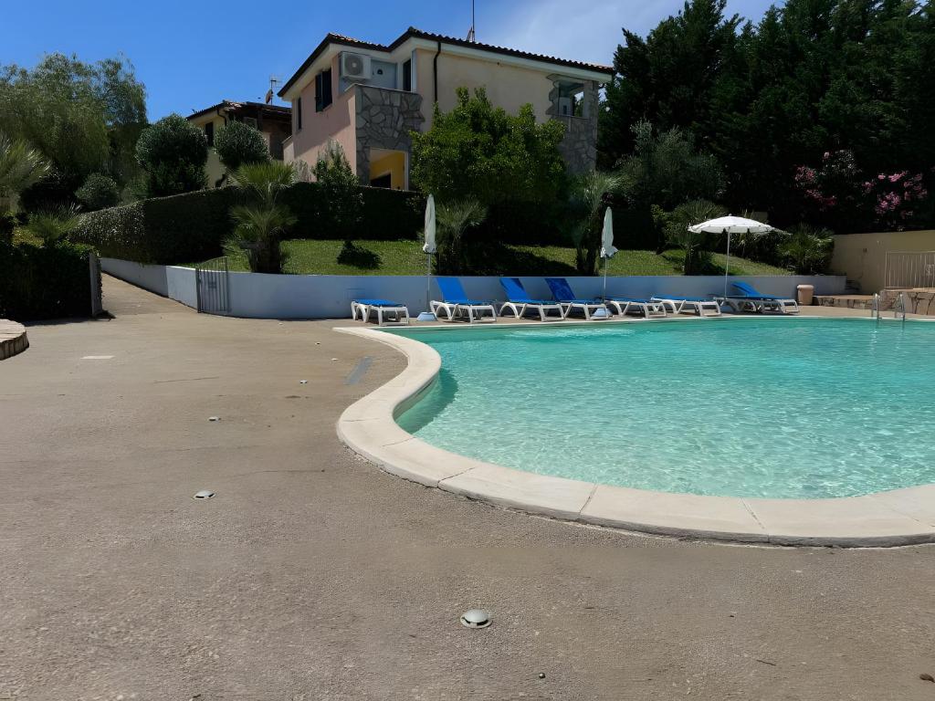 - une piscine avec des chaises dans un complexe dans l'établissement La casa 3M L, à Santa Maria