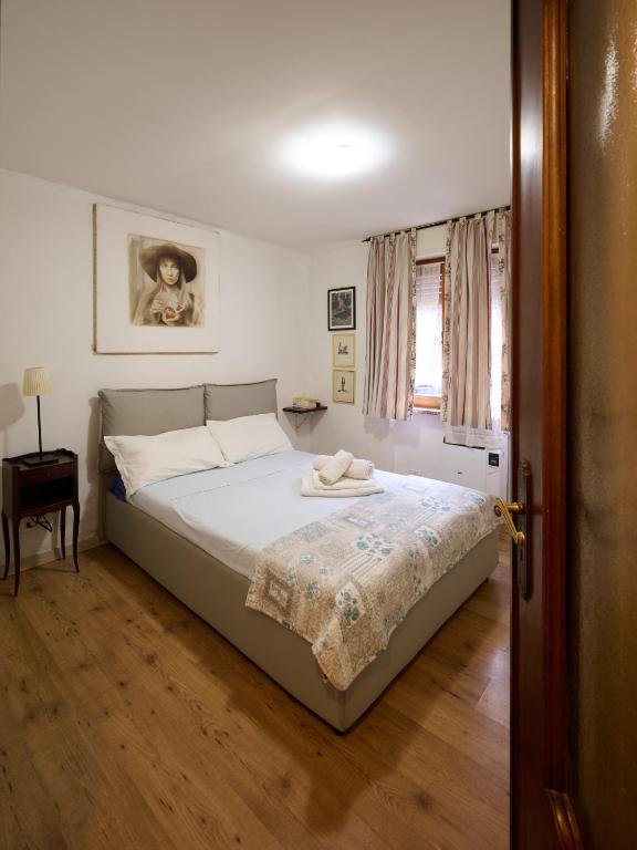 a bedroom with a bed and a window at Bilocale Fiocco Di Neve in Limone Piemonte