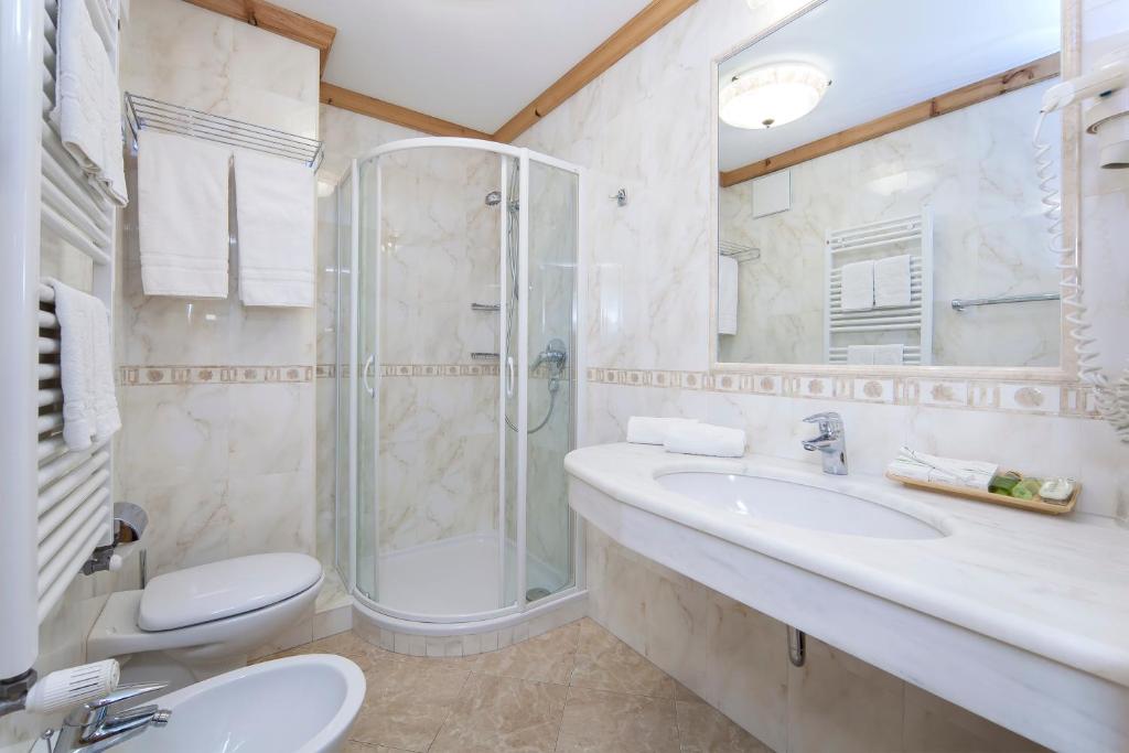Koupelna v ubytování Hotel Corona Krone