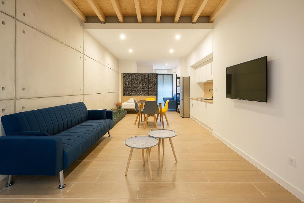 un salon avec un canapé bleu et une télévision dans l'établissement Loft 9 Nº912 by Tatiana, à Santa Pola