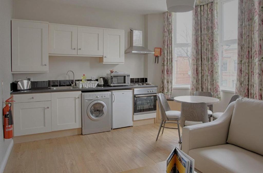 Kuchyň nebo kuchyňský kout v ubytování Malone 37 Apartments by Malone Hotel