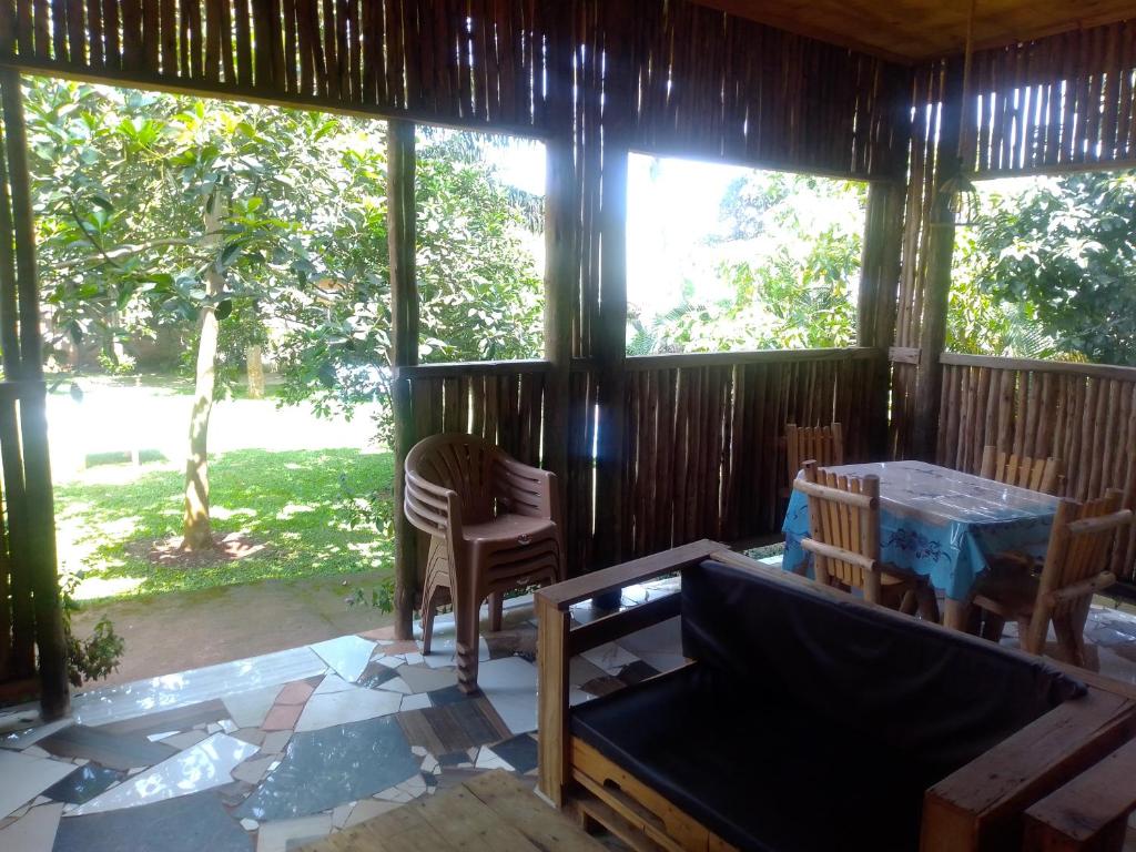 Khu vực ghế ngồi tại Tibbs Guest House, Entebbe
