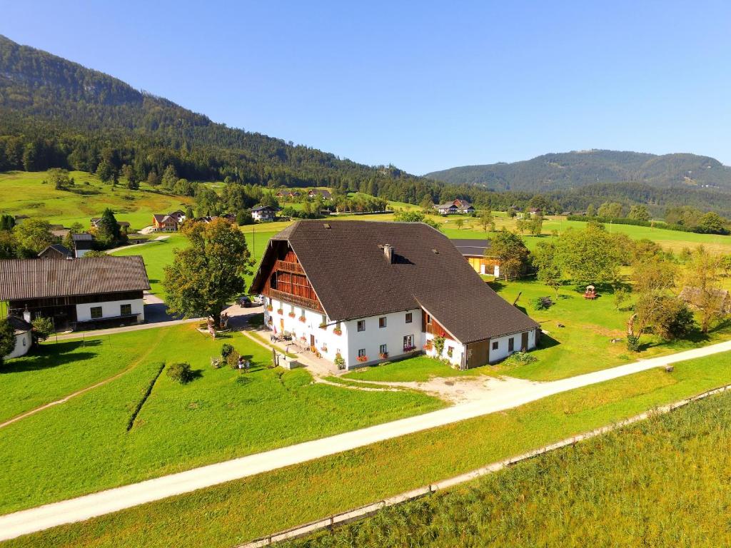 widok z góry na duży dom na zielonym polu w obiekcie Pilznerhof w mieście Strobl