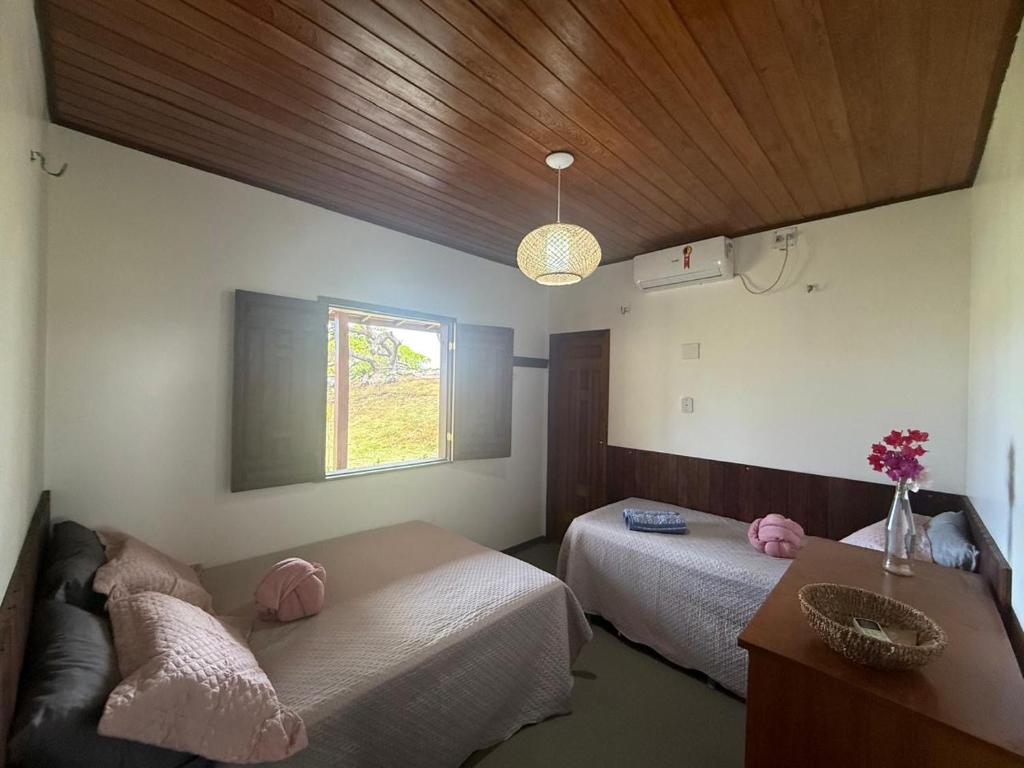 Ένα ή περισσότερα κρεβάτια σε δωμάτιο στο Casa Atina - Atins