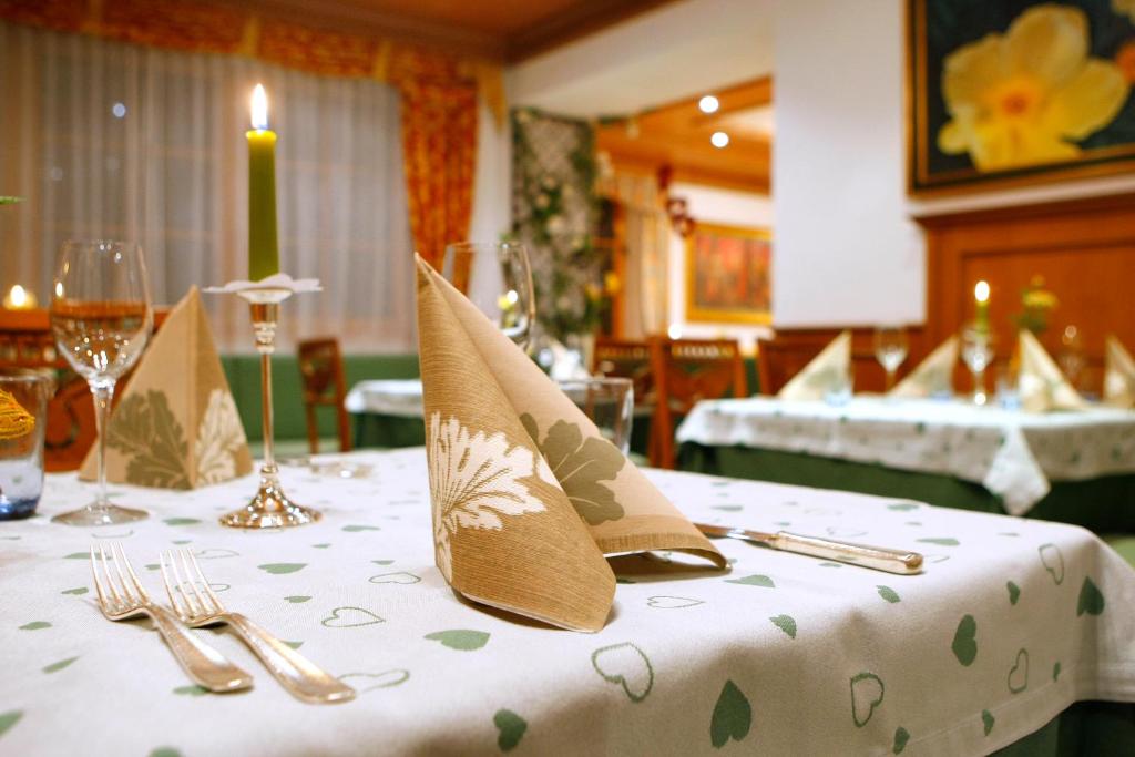 Postel nebo postele na pokoji v ubytování Hotel Corona Krone