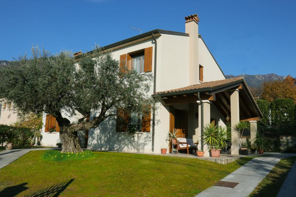 Κήπος έξω από το Maryhouse