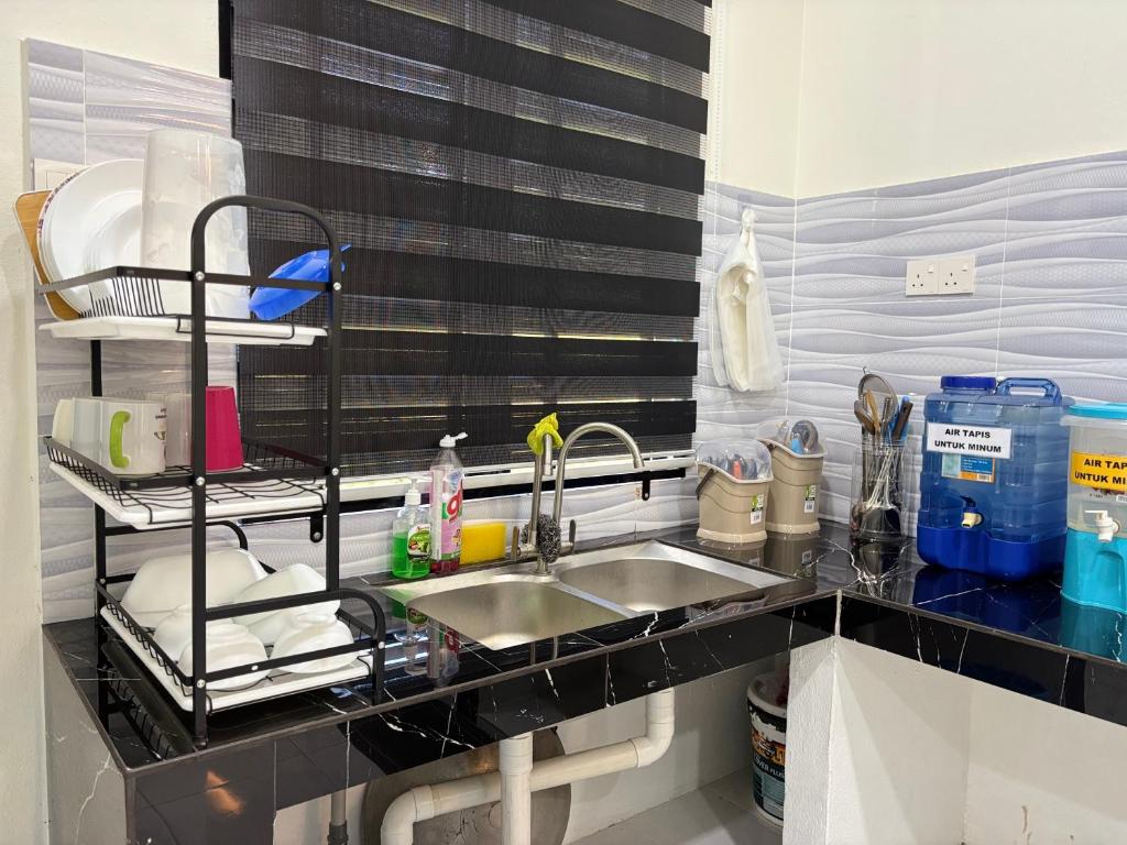 Kuchyň nebo kuchyňský kout v ubytování D 'Bukit Homestay Kok Lanas