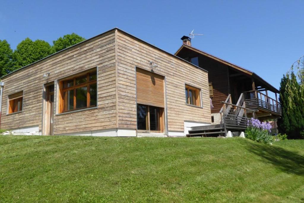 una casa en la cima de una colina cubierta de hierba en Chalet avec grand jardin en Chartreuse Alpes, en Miribel-les-Échelles