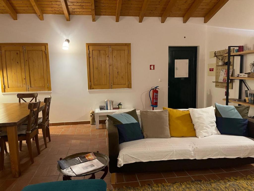 un salon avec un canapé et une table dans l'établissement CASA DAS CAMARINHAS by Stay in Alentejo, à Odemira