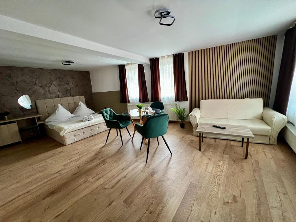 ein Wohnzimmer mit Sofa und Tisch in der Unterkunft Pensiunea Carina in Bran