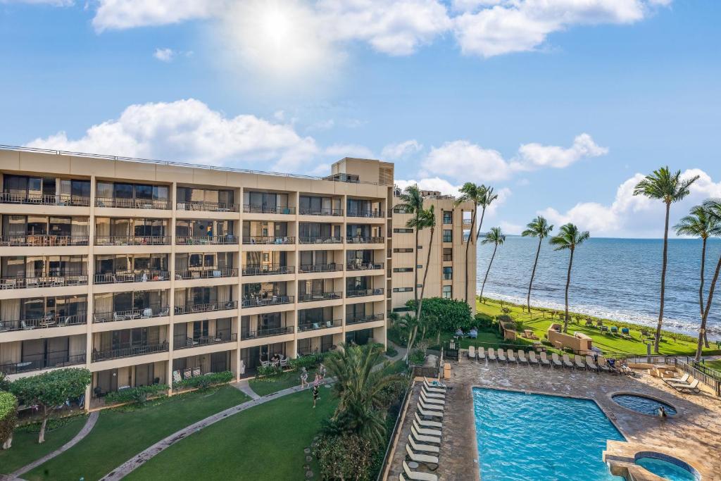 une vue aérienne d'un complexe hôtelier avec piscine et l'océan dans l'établissement Sugar Beach Resort 505 condo, à Kihei