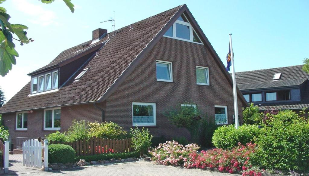 una casa di mattoni marroni con tetto di gamberetti di Ferienwohnung Zwergmöwe In Neue Tiefe a Fehmarn