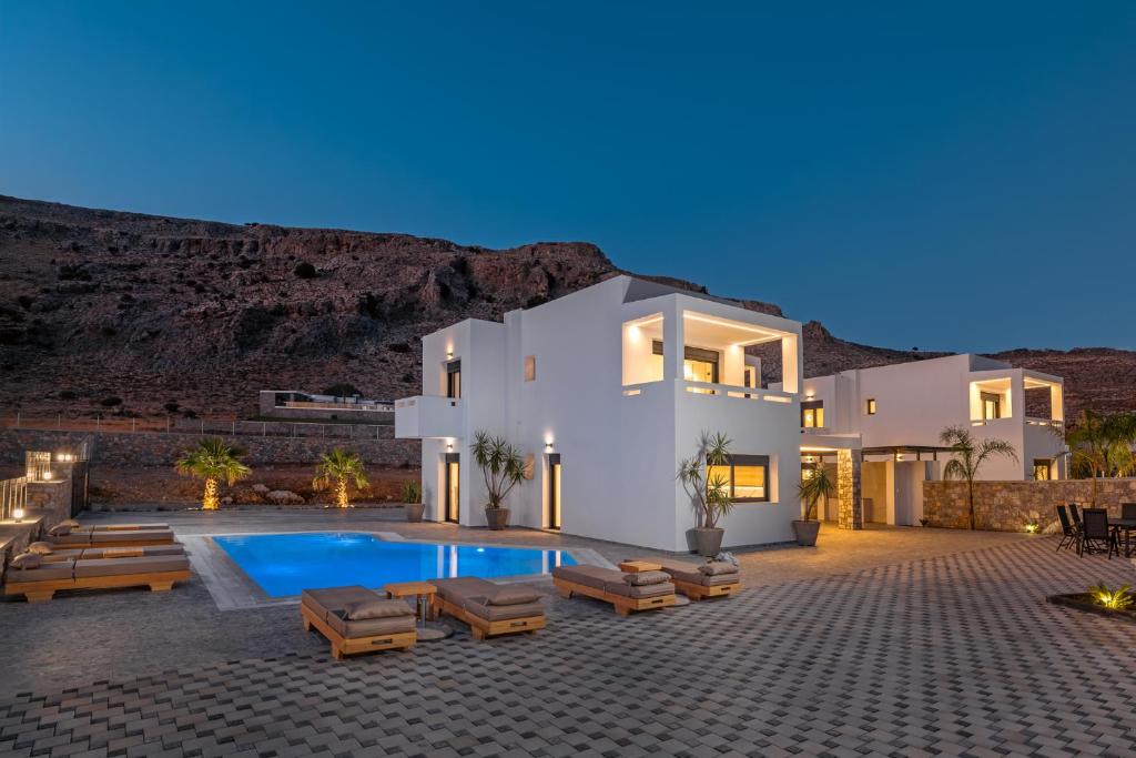 eine Villa mit Swimmingpool bei Nacht in der Unterkunft Amani Villa Lindos Two in Lindos