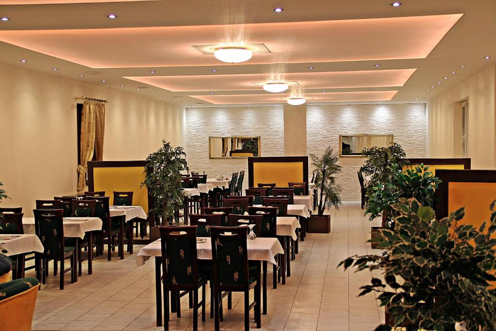 un comedor lleno de mesas y sillas en Hotel Zlaté Košice en Košice