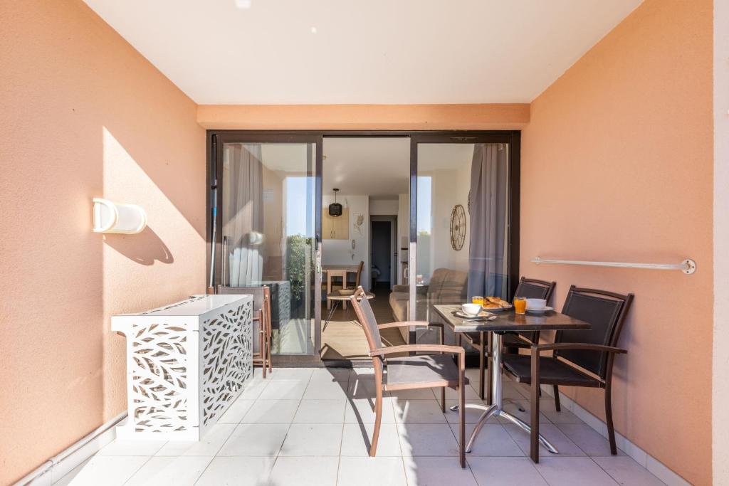 LB Vacation Rentals I Bright 1BR, Minutes from the Beach with Sea and Mountain View