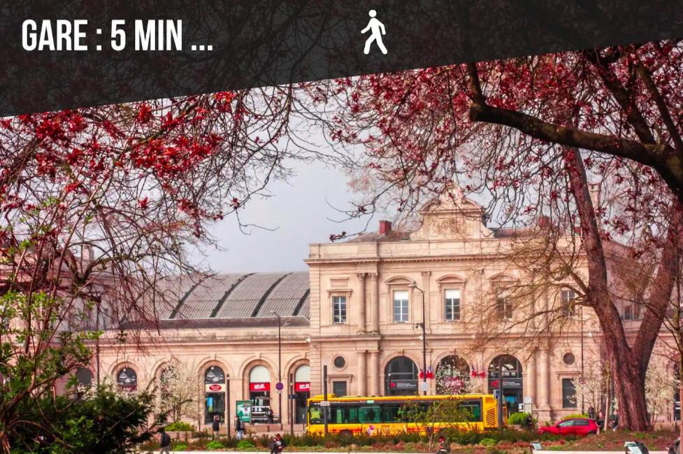 een gele bus geparkeerd voor een gebouw bij La perle des capucins in Reims