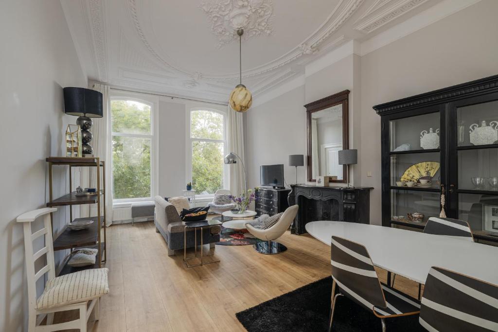 a large living room with a table and chairs at Westersingel in Rotterdam