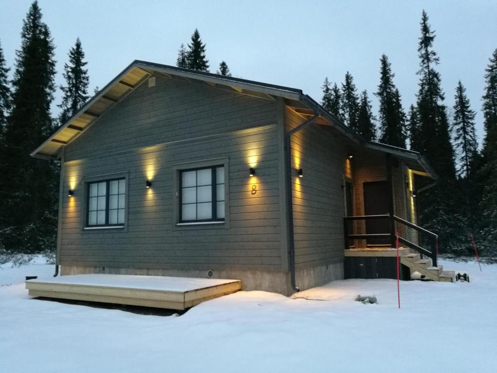 una piccola casa nella neve con le luci accese di Taiga-Tupa a Syöte