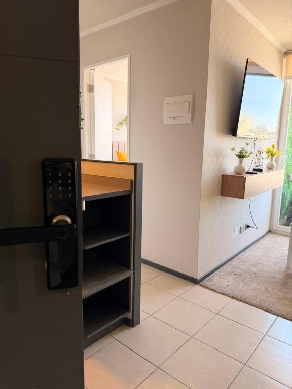 eine Küche mit einer Theke und einem Fenster in der Unterkunft Dep full equipado en el centro de la ciudad modernidad 3 habitaciones 1 baño in Rancagua