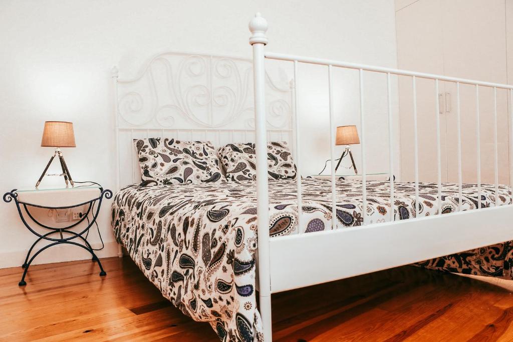 En eller flere senge i et værelse på Kalathos Houses By Gt House