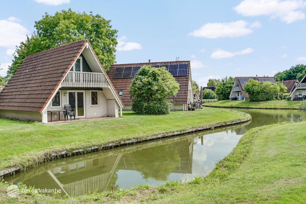 une maison au bord d'une rivière dans l'établissement Mooie rustige woning Overijssel, à Gramsbergen