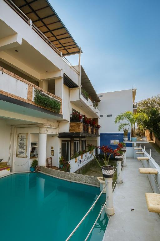 an apartment with a swimming pool in a building at Hotel Casa Maximiliano in Tepoztlán