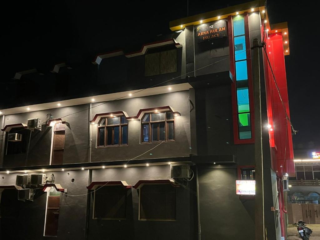 un edificio con finestre e luci accese di notte di Hotel Aryaa kulam Palace- Free Breakfast a Ayodhya